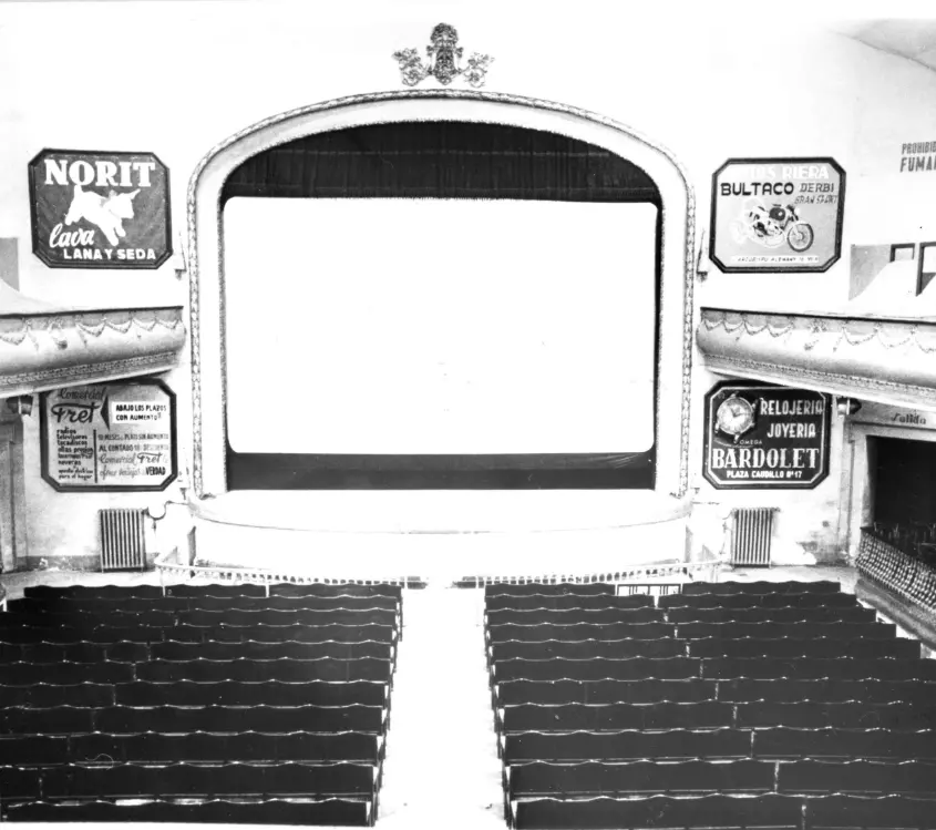 Pantalla de cinema amb anuncis antics, origen de MC Urban.