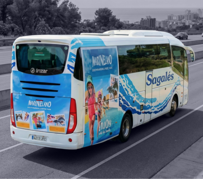 Publicitat en autobús interurbà entre Aeroport de Barcelona i Blanes amb campanya exterior en circulació