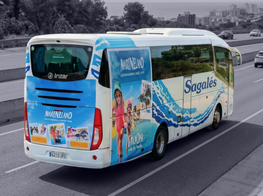 Publicitat en autobús interurbà entre Aeroport de Barcelona i Blanes amb campanya exterior en circulació