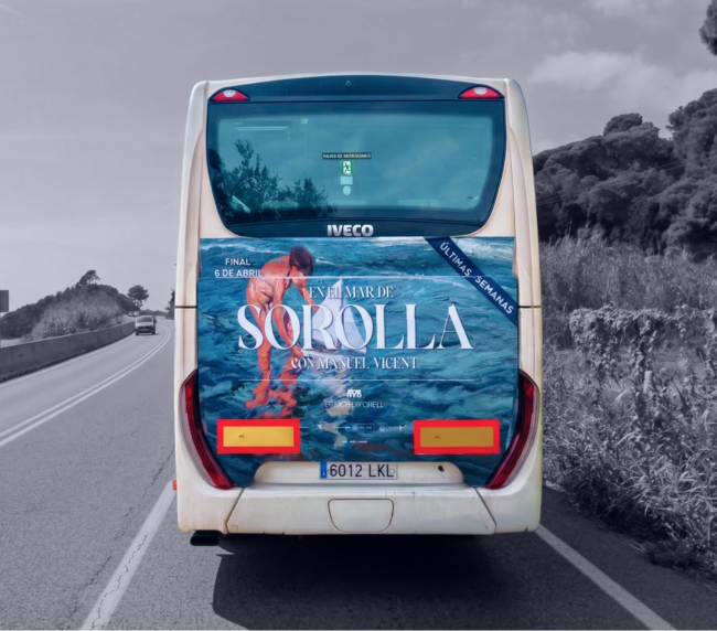 Publicitat en autobús interurbà entre Barcelona, Pineda de Mar i Calella amb campanya exterior en circulació