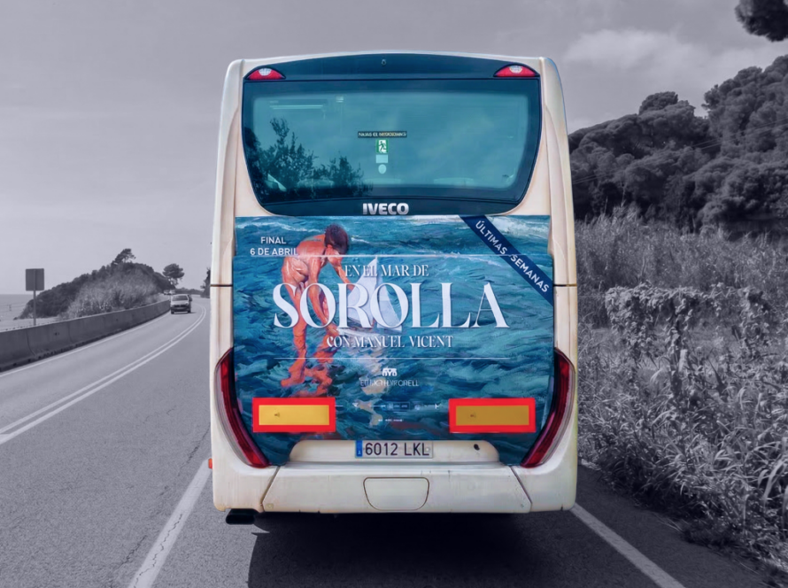 Publicitat en autobús interurbà entre Barcelona, Pineda de Mar i Calella amb campanya exterior en circulació