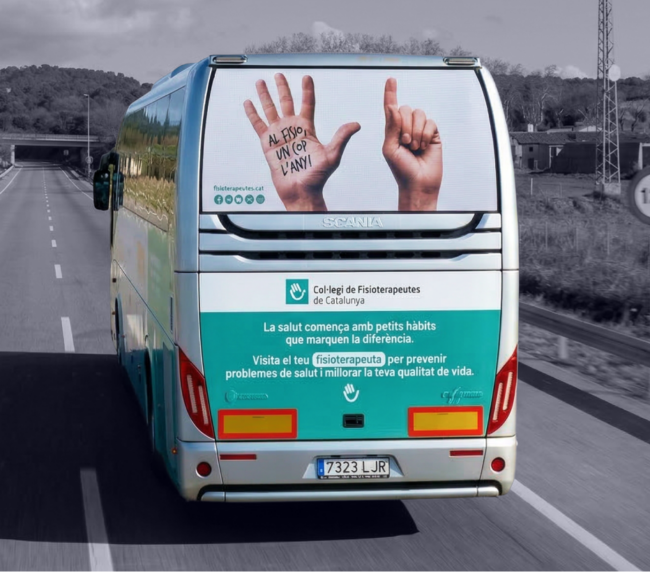 Publicitat en autobús interurbà Eix-Bus amb campanya exterior en circulació