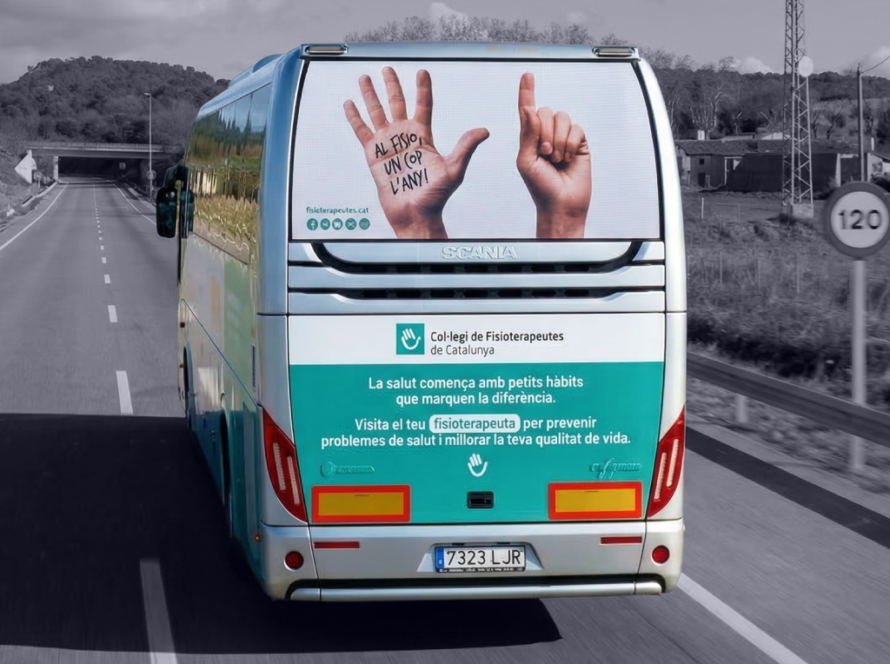 Publicitat en autobús interurbà Eix-Bus amb campanya exterior en circulació