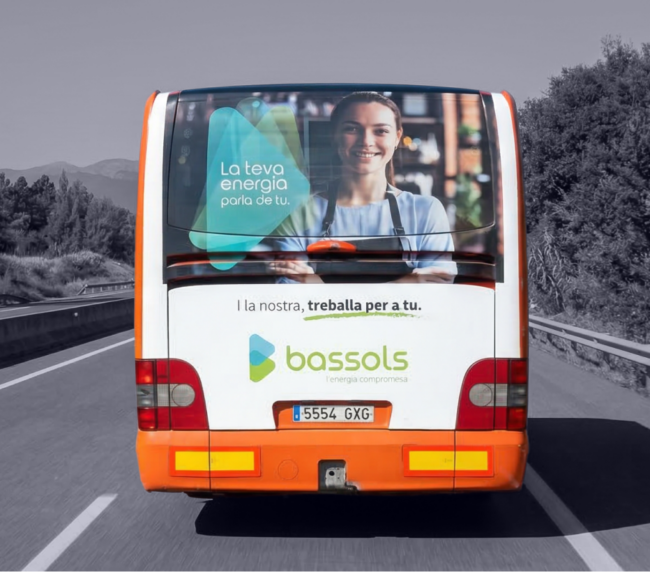 Publicitat en autobús interurbà entre Girona i Olot amb campanya exterior en circulació