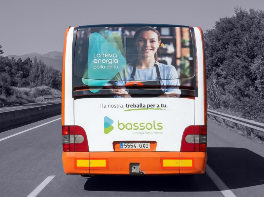Publicitat en autobús interurbà entre Girona i Olot amb campanya exterior en circulació