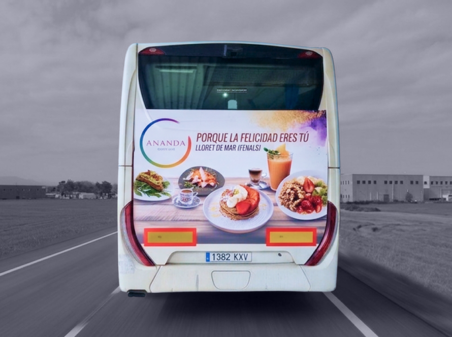 Publicitat en autobús interurbà entre Girona, Vidreres i Lloret de Mar amb campanya exterior en circulació