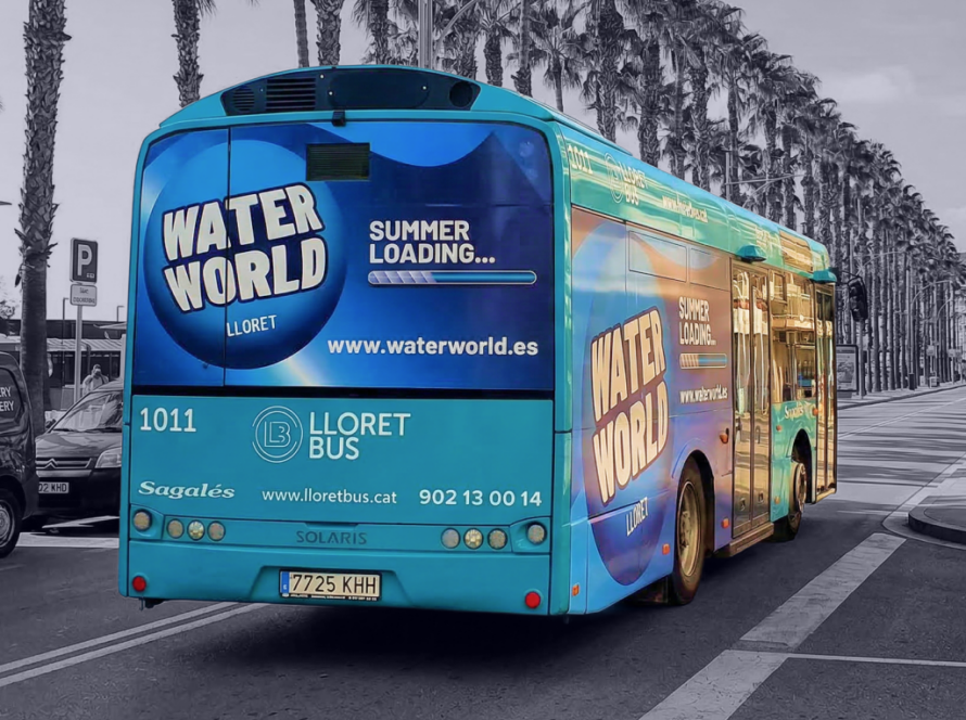 Publicitat en autobús urbà a Lloret de Mar amb campanya exterior en circulació