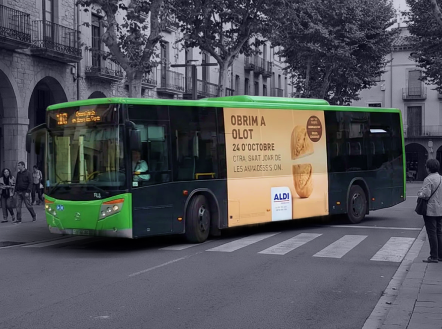 Publicitat en autobús urbà a Olot amb campanya exterior en circulació