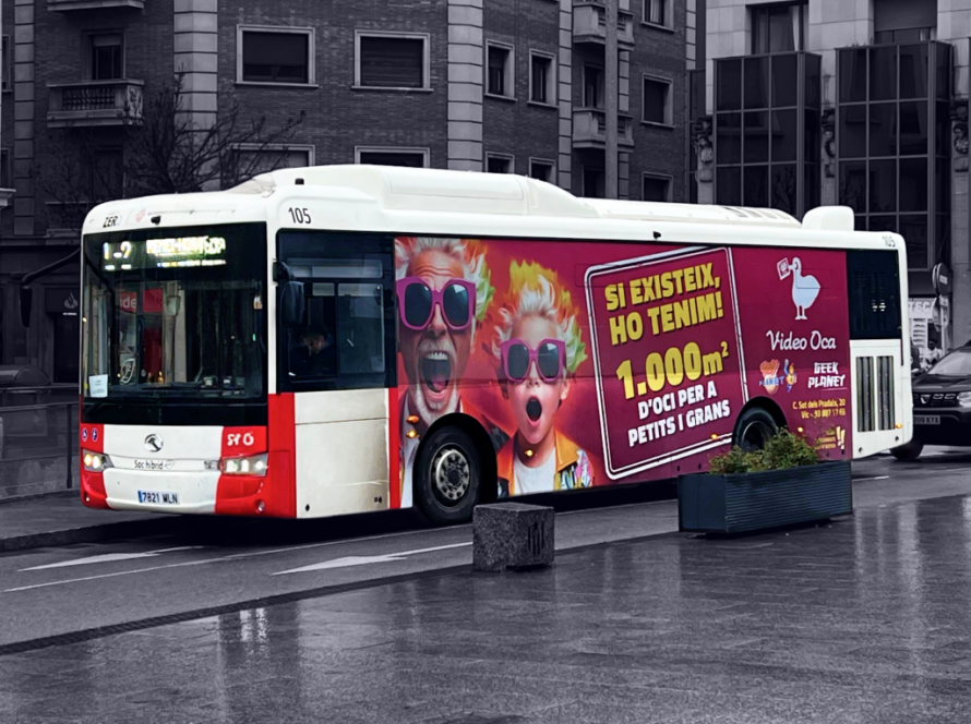 Publicitat en autobús urbà a Vic amb campanya exterior en circulació