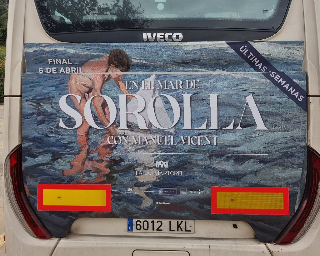 Publicitat en autobús interurbà entre Barcelona, Pineda de Mar i Calella amb campanya exterior en circulació gestionat per Mc Urban